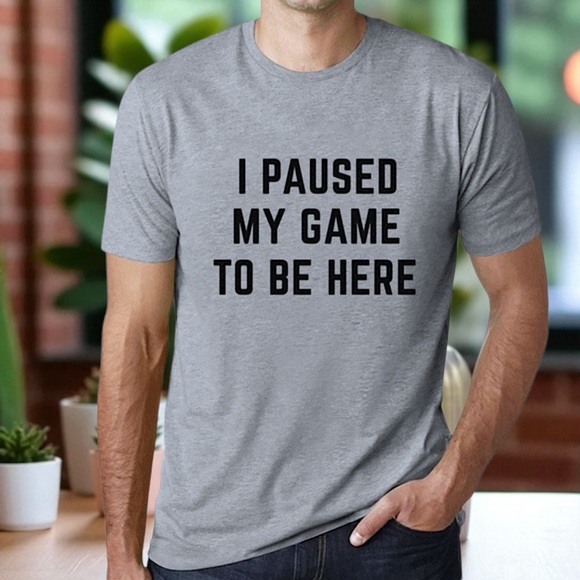 Ann Arbor T-shirt Co. I Paused My Game to Be Here Video Game Joke Phrase T-Shirt - Picture 2 of 16